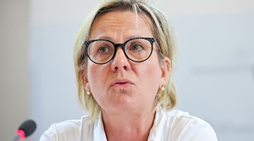 Барбара Клепш (ХДС) виступає на прес-конференції в ратуші Марккліберга після виїзного засідання кабінету міністрів / Фото: Jan Woitas/dpa/Archivbild