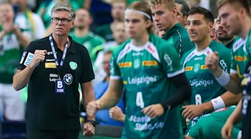 El entrenador del Leipzig, Runar Sigtryggsson, y sus jugadores animan / Foto: Jan Woitas/dpa