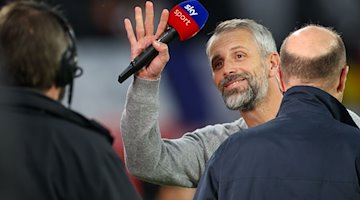 El entrenador del Leipzig, Marco Rose, saluda antes de la entrevista en Sky Sport / Foto: Jan Woitas/dpa
