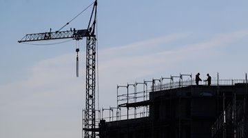 Obreros de la construcción en las obras de un bloque de apartamentos / Foto: Julian Stratenschulte/dpa/Imagen simbólica