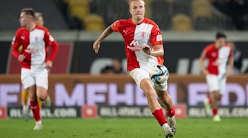 Halle's Sebastian Zieleniecki plays the ball / Photo: Robert Michael/dpa
