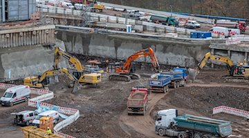 Excavators work on the construction site for Infineon's new Smart Power Fab in Dresden / Photo: Robert Michael/dpa