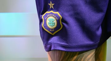 El logotipo del Erzgebirge Aue puede verse en los pantalones de un jugador. / Foto: Robert Michael/dpa
