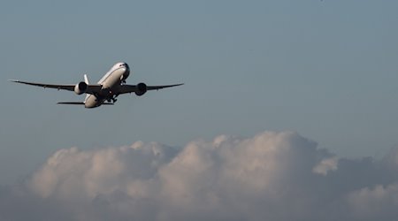 A passenger plane takes off from an airport / Photo: Julia Cebella/dpa/Symbolic image
