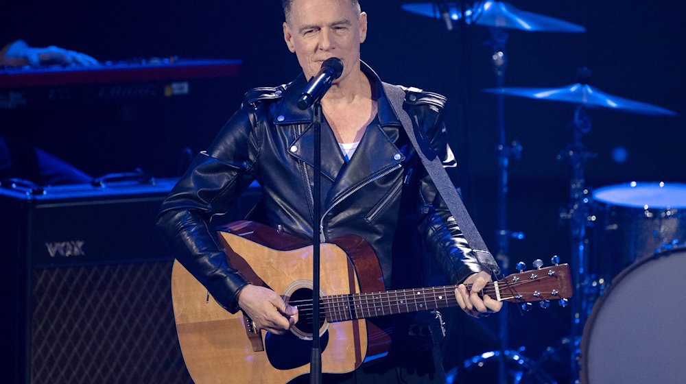 Bryan Adams, músico, canta durante la gala televisiva de recaudación de fondos "Ein Herz für Kinder". / Foto: Sebastian Christoph Gollnow/dpa/Archivbild