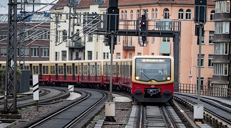 S-Bahn 5 towards Strausberg Nord arrives at the Alexanderplatz stop during the warning strike at Deutsche Bahn / Photo: Fabian Sommer/dpa