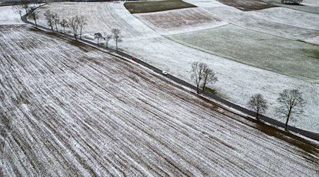 Автомобілі їдуть дорогою в злегка засніжених Рудних горах / Фото: Jan Woitas/dpa