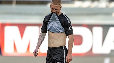 Kai Klefisch, del Paderborn, decepcionado tras el pitido final. / Foto: David Inderlied/dpa