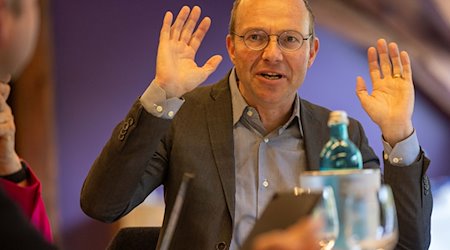 Sachsens Agrarminister Wolfram Günther (Bündnis 90/Die Grünen) besucht das Weingut Hoflößnitz. / Foto: Daniel Schäfer/dpa