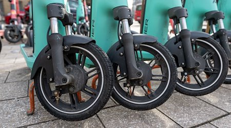 E-scooters parked at Leipzig central station / Photo: Hendrik Schmidt/dpa