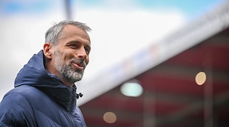 Marco Rose, entrenador del Leipzig, en el estadio antes del partido / Foto: Harry Langer/dpa