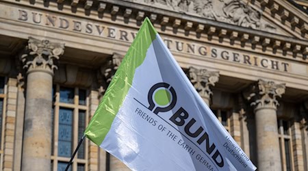 Прапор BUND майорить перед будівлею Федерального адміністративного суду в Лейпцигу / Фото: Hendrik Schmidt/dpa/Archivbild