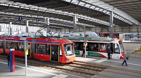 City-Bahn trains stop next to regional trains at Chemnitz main station. / Photo: Hendrik Schmidt/dpa/Archiv