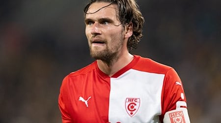 Halle's Jonas Nietfeld was injured in the final game of the season / Photo: Robert Michael/dpa
