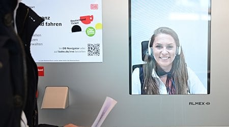 A person stands in a video travel center and receives personal advice via video / Photo: Bernd Weißbrod/dpa