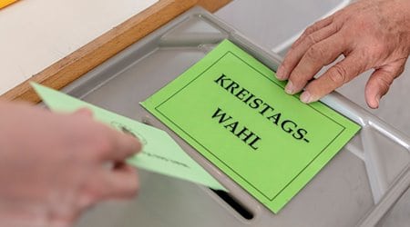 A man casts his ballot for the district council election at a polling station / Photo: Patrick Seeger/dpa