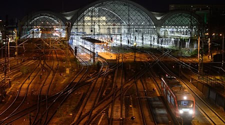 Un tren de Deutsche Bahn parado en una vía de la estación central de Dresde / Foto: Robert Michael/dpa