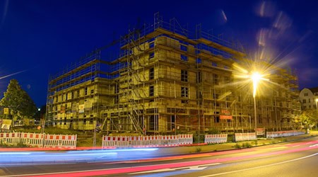 El tráfico de la hora punta de la mañana pasa junto a la cáscara de un edificio. / Foto: Klaus-Dietmar Gabbert/dpa/Imagen simbólica