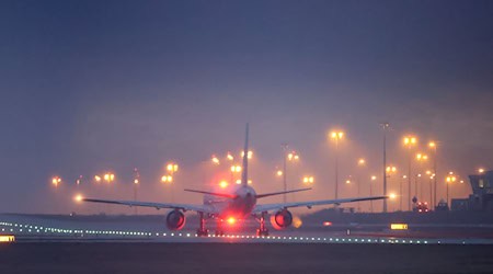 Un avión despega del aeropuerto de Leipzig/Halle. Tras la interrupción de las operaciones en el aeropuerto de Fráncfort, los aeropuertos de Leipzig y Dresde refuerzan las medidas de seguridad. / Foto: Jan Woitas/dpa-Zentralbild/dpa