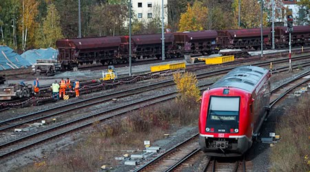 The train station in Bayreuth is waiting for electrification. (Archive image) / Photo: Daniel Vogl/dpa