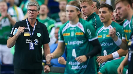 El entrenador del Leipzig, Runar Sigtryggsson, y sus jugadores están de celebración. La esperada victoria inicial contra el TVB Stuttgart. / Foto: Jan Woitas/dpa