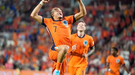 Xavi Simons swjeći swoje wrota přećiwo Bosniskej a Hercegowinje. / Foto: Peter Dejong/AP/dpa