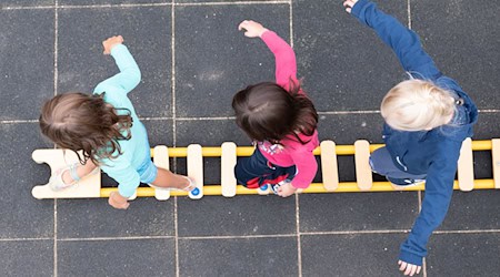 The shortage of skilled workers is also worsening in Saxony's well-established daycare centers. (Symbolic image) / Photo: Sebastian Kahnert/dpa-Zentralbild/dpa