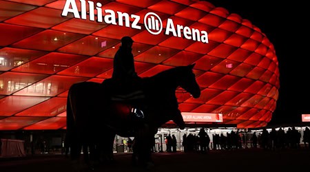 Alianca Arena w Mnichowje zabłyšći so před domjacej hru FC Bayerskeje přećiwo RB Lipskej w Čerwjenym. / Foto: Sven Hoppe/dpa