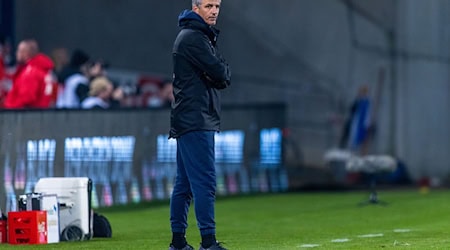 Trenar Jens Härtel je Aue k spočatkej lěta přewzał. Při swojej prěnjej hrě přińdźe k remisej. / Foto: Jens Büttner/dpa