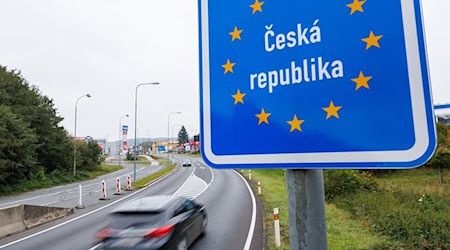 Taflička "Čěska republika" steji při němsko-čěskim hraničnym přechodźe Furth w lěsu – Ceska Kubice. (Symbolbild) / Foto: Daniel Karmann/dpa