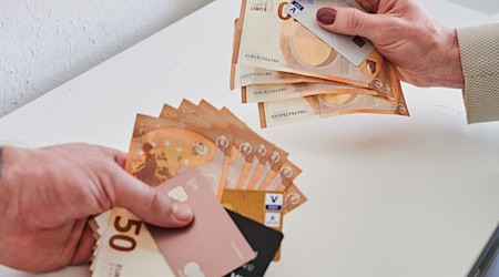 Women earn seven percent less than men in Saxony. (Symbolic image) / Photo: Annette Riedl/dpa
