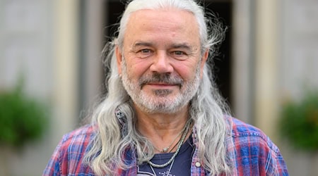 Silly bassist "Jäcki" Reznicek sees a career in music as a lifelong learning process (archive photo). / Photo: Robert Michael/dpa