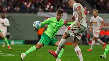 Kilian Fischer (i.), del Wolfsburgo, se hace con el balón en el área / Foto: Jan Woitas/dpa