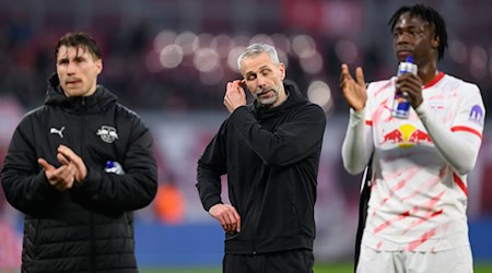  Leipzigs Willi Orbán (v.l.), trenar Marco Rose a El Chadaille Bitshiabu reaguja po hrě. 2:2 je za RB přećiwo Heidenheimej přemało w boju wo champions-league-městna. / Foto: Hendrik Schmidt/dpa