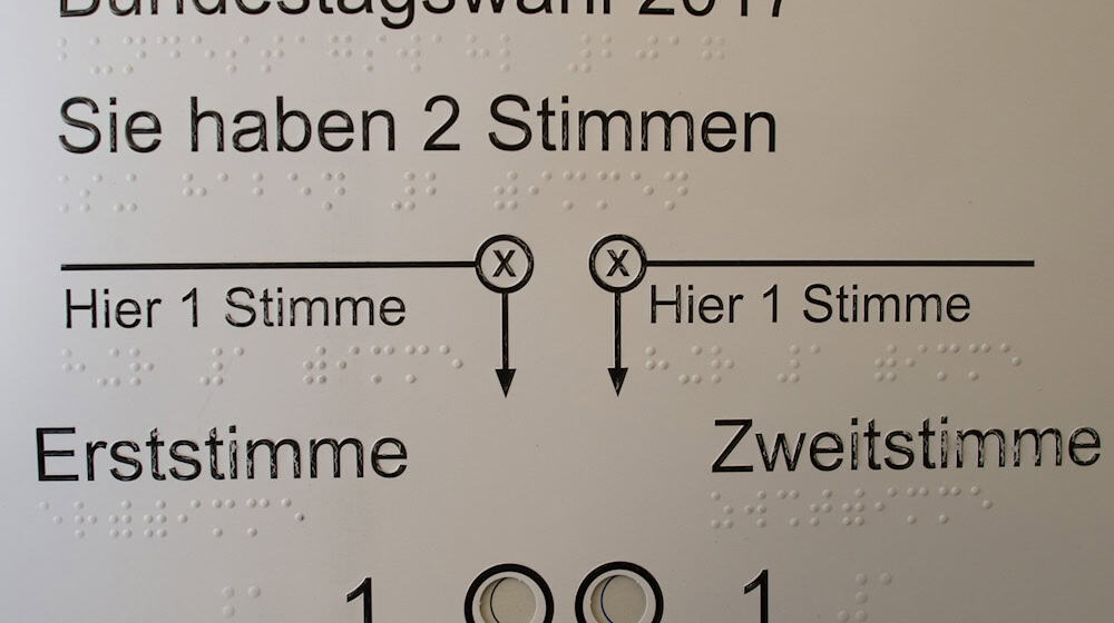 This is what a voting template for blind people can look like. (Archive photo) / Photo: Klaus-Dietmar Gabbert/dpa