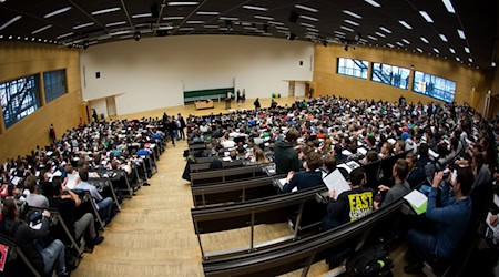 There are slightly more students in Saxony than in the previous year. (Archive image) / Photo: Arno Burgi/dpa-Zentralbild/dpa