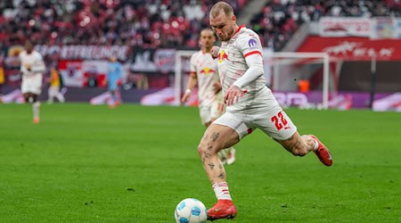 RB-profi David Raum so nadźija, zo Lipšćanscy při krótkotreningowym lěhwje před Freiburgskej hru hišće wušo zesuwaja.  / Foto: Jan Woitas/dpa