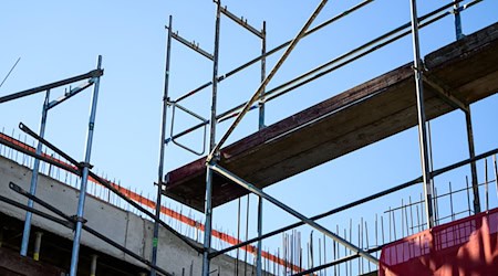 Building has become more expensive in Saxony compared to February 2024. (Archive symbolic image) / Photo: Philipp Schulze/dpa