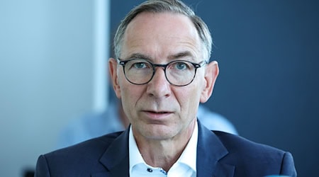 Der Chemiepark-Chef Christof Günther fordert eine Neubewertung der deutschen Energiepolitik. (Archivbild) / Foto: Jan Woitas/dpa