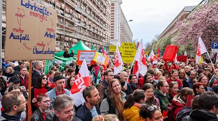 Around 1,500 people took part in a GEW demonstration in Leipzig on Tuesday against the measures announced by the Ministry of Education and Cultural Affairs. / Photo: Jan Woitas/dpa