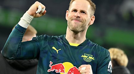 Peter Gulacsi salvó con sus paradas la victoria del Leipzig en Wolfsburgo / Foto: Swen Pförtner/dpa