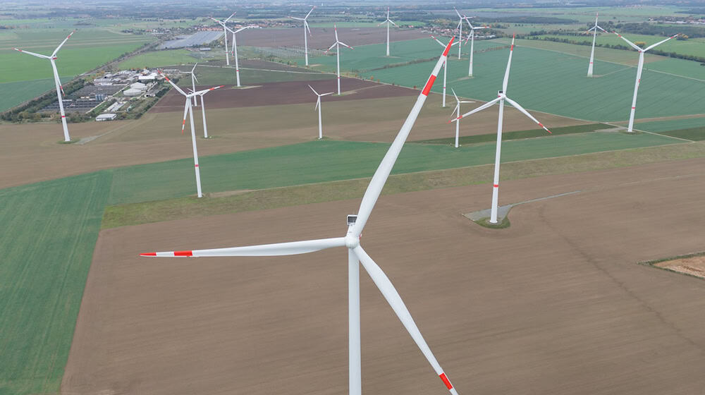 Nach Ansicht der Grünen darf der Ausbau von Windrädern in Sachsen nicht ausgebremst werden (Archivbild). / Foto: Sebastian Kahnert/dpa
