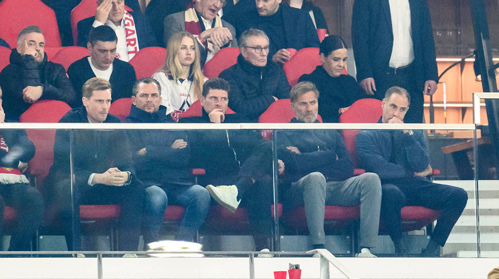 Jürgen Klopp zymicy zazyboli so pola DFB-pokala RB Lipska na tribunje sobu. / Foto: Tom Weller/dpa