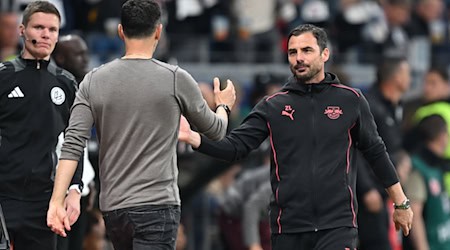 Zsolt Löw (d) fue duro consigo mismo y con su equipo tras la derrota por 4-0 ante el Eintracht de Fráncfort / Foto: Arne Dedert/dpa