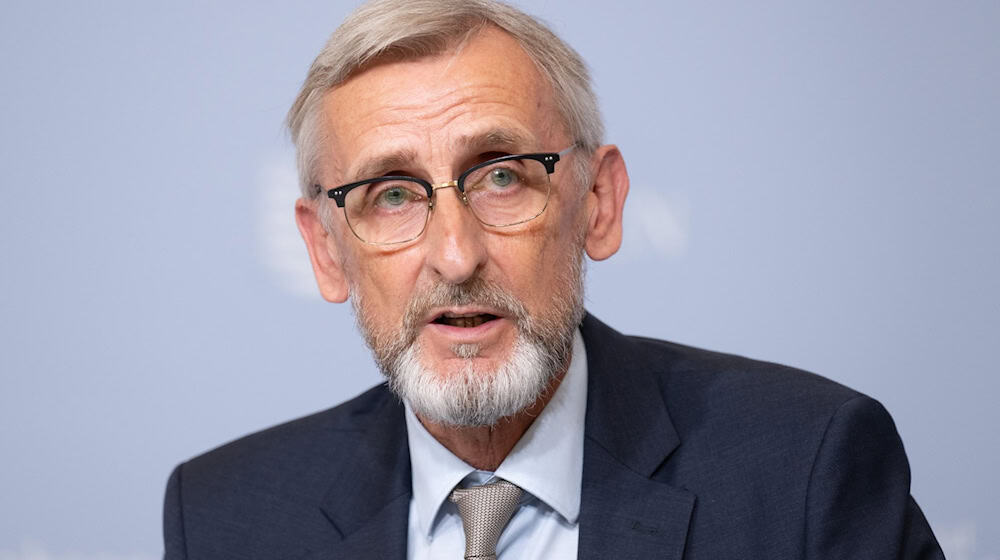 Z instrumentami w koaliciskim zrěčenju unije a SPD w Zwjazku móhli sylnu změnu kursa zwoprawdźić, rjekny nutřkowny minister Armin Schuster (CDU). (Archivbild) / Foto: Sebastian Kahnert/dpa