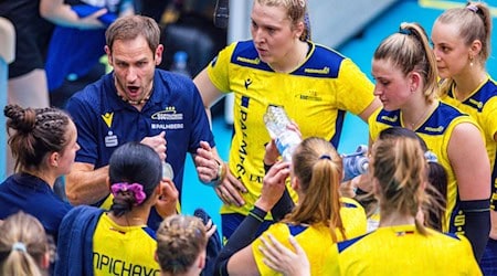 El entrenador Felix Koslowski y el equipo de voleibol de Schwerin triunfaron tras ir perdiendo 2:0 / Foto: Jens Büttner/dpa