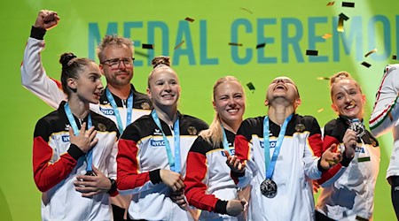 El seleccionador nacional Gerben Wiersma celebra la plata del Campeonato de Europa con sus gimnastas / Foto: Marijan Murat/dpa