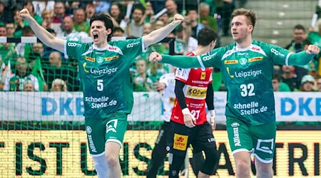 Tras una larga sequía, el equipo de balonmano de la Bundesliga SC DHfK Leipzig pudo volver a celebrar. Celebraron una victoria incontestable en casa contra el HSG Wetzlar. / Foto: Jan Woitas/dpa