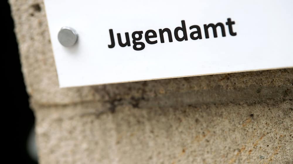 In 2023, the authorities in Saxony took just over 3,000 children and young people into care. (Symbolic image) / Photo: Arno Burgi/dpa-Zentralbild/dpa