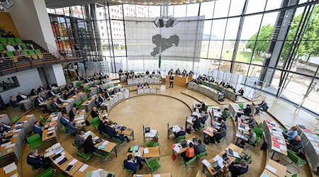 Pünktlich vor der Sommerpause muss der Landtag aus Sicht der sozialen Verbände und Vereinen den Haushalt beschließen. (Archivbild) / Foto: Robert Michael/dpa